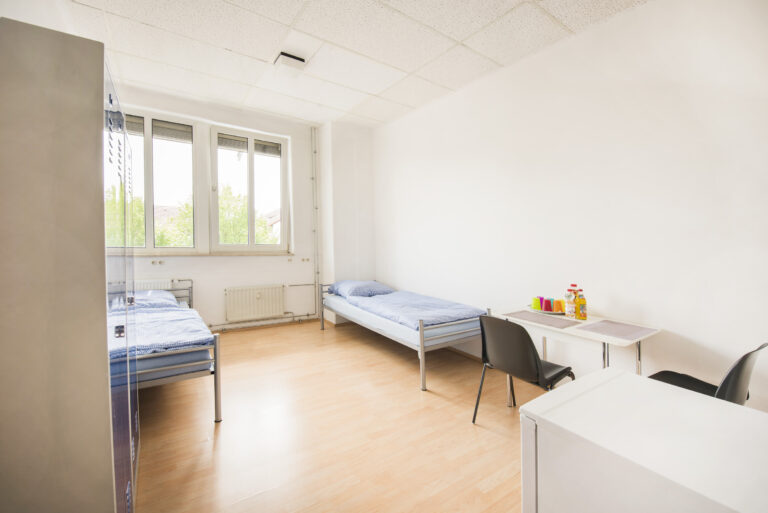 HSN Immobilien Zimmer mit Tisch und Schrank